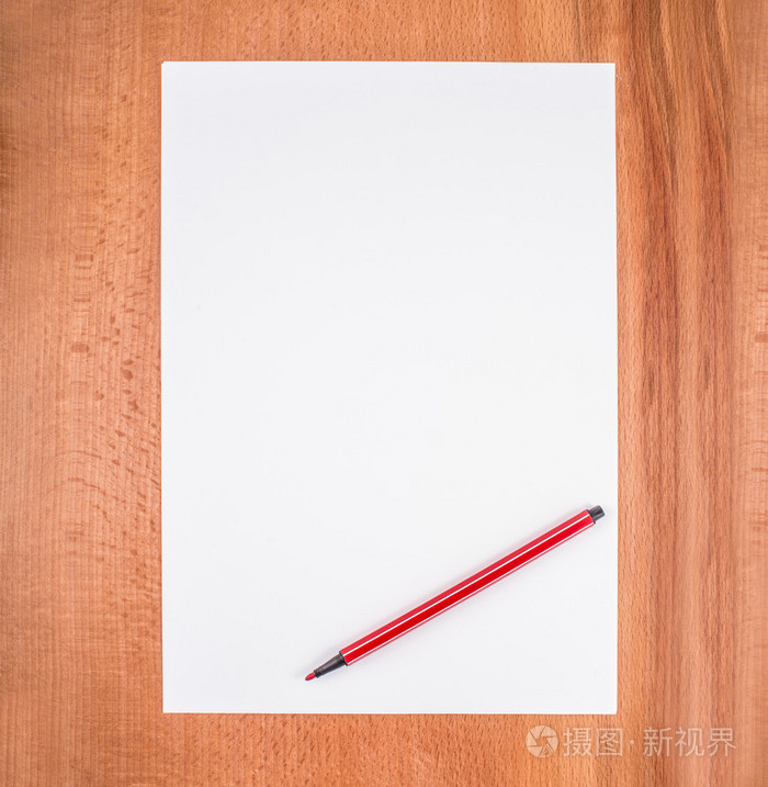 张空白的纸用木制的桌子上的笔
