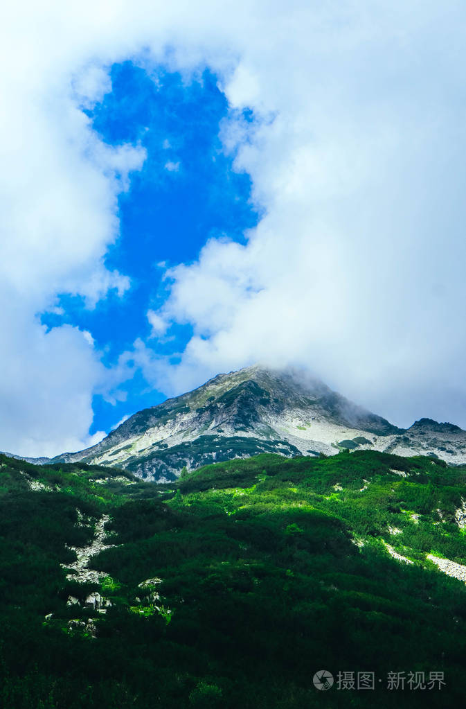 美丽的高山山峰, 多云, 有雾.令人惊叹的绿色丘陵景观, 夏季