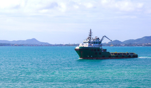 海上航道在海上航行的拖船照片