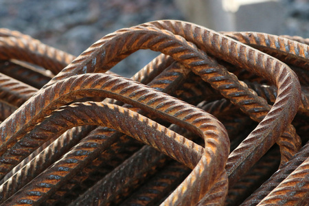 堆栈的弯曲生锈钢筋照片