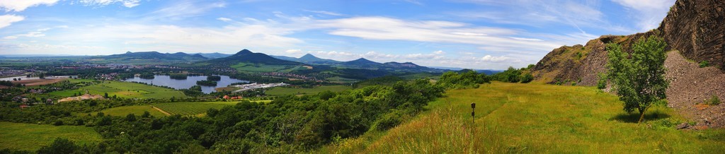 捷克中央山脉的 panoramatic 视图