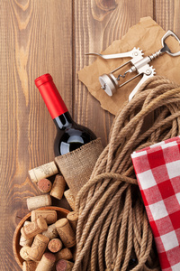 红葡萄酒瓶，软木塞和开瓶器