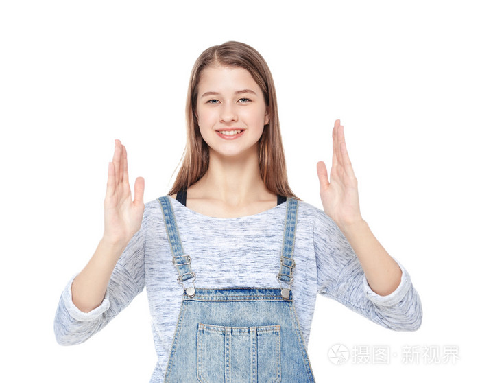 年轻时尚女孩制作大小手势与孤立的手