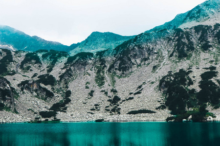 高山上令人惊叹的阿尔卑斯湖。美丽的峡湾山, 河, 徒步天堂风景, 夏天