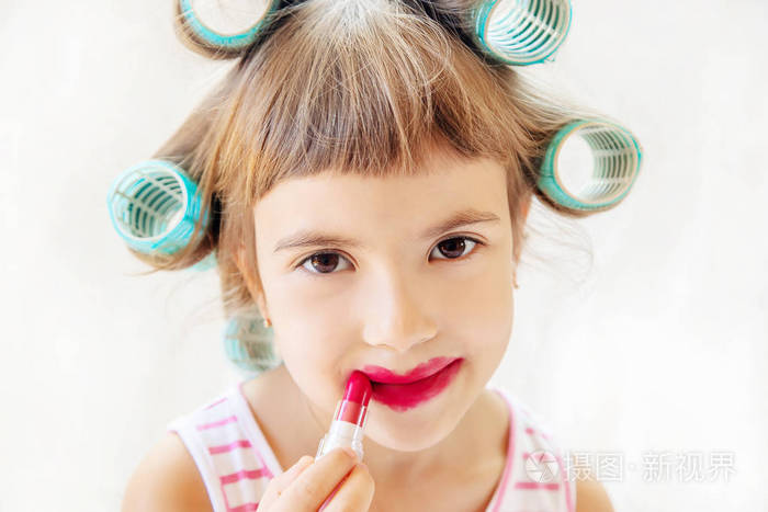 小时尚女孩女孩做她的化妆和修指甲选择性对焦孩子