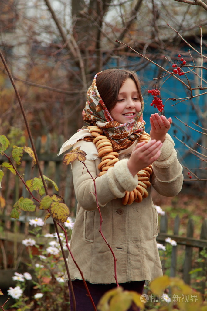 俄罗斯乡村传统头巾的女孩