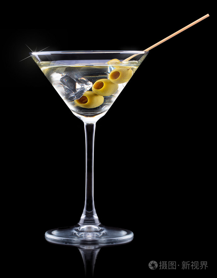 在一个黑色的鸡尾酒马提尼酒