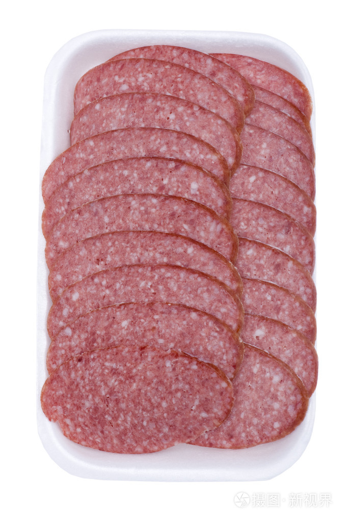 在白色背景上切片香肠