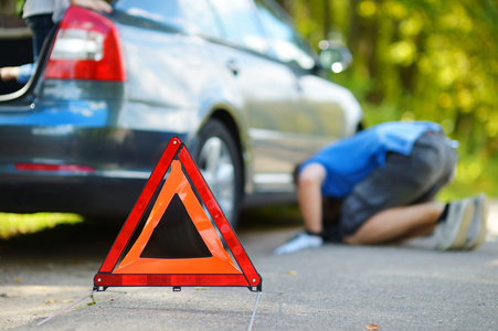 道路上的红色警告三角标志