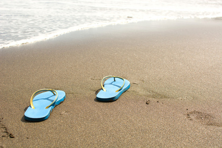 夏季在沙滩上穿的鞋