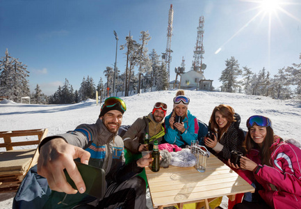 滑雪场上的咖啡厅滑雪嫩滑雪者一起拍摄自拍