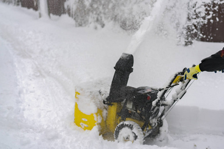 雪投掷员是冬季最好的雪移除助手。户外雪地投掷