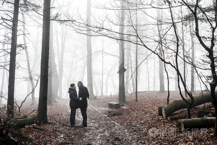 浪漫的情侣,在雾气弥漫的森林