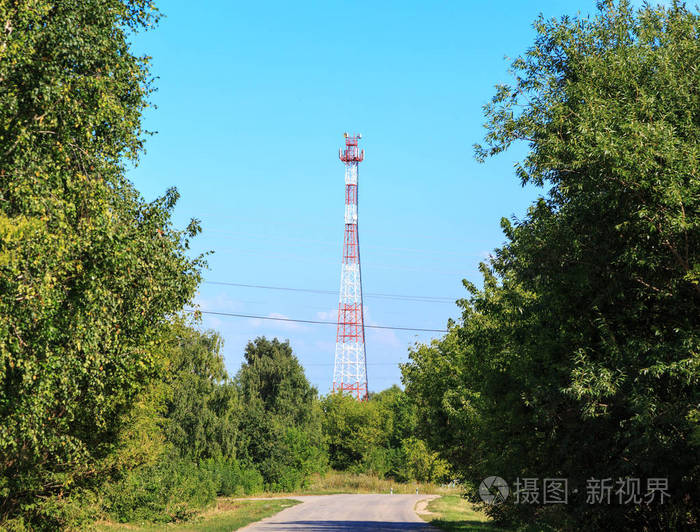 红色白色力量塔天空和领域作为背景