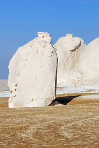 美丽的抽象自然岩石形成在西部白沙漠, 撒哈拉沙漠。埃及