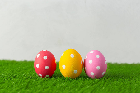 彩色复活节蛋在绿色草地上