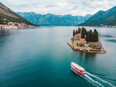 位于黑山 kotor 湾的岛屿。美丽的海景和山脉。夏季时间