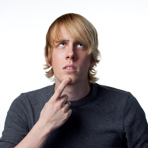 在认真思考的人照片