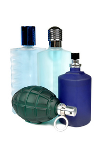 玻璃包装瓶的香水隔离在白色背景上。摄影工作室