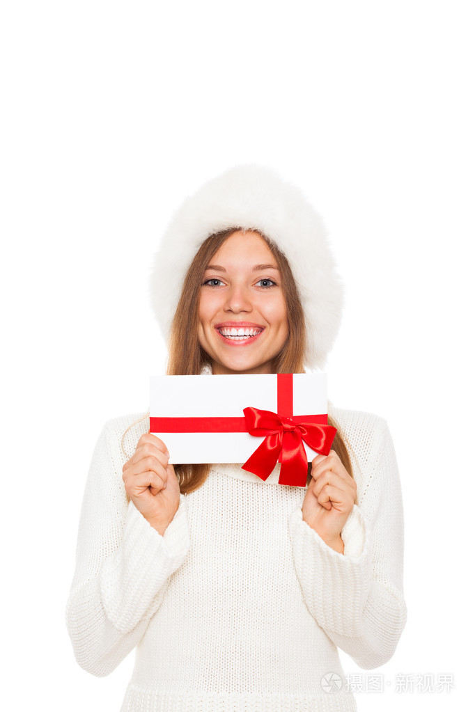 冬姑娘开心的笑容持有红色礼品卡