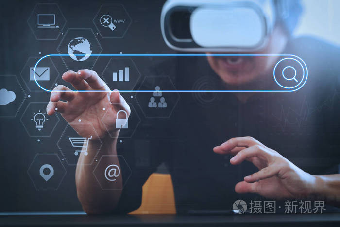 商人穿着虚拟现实护目镜在现代办公室与智能手机使用 vr 耳机与屏幕