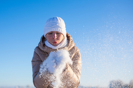 女孩吹掉手雪