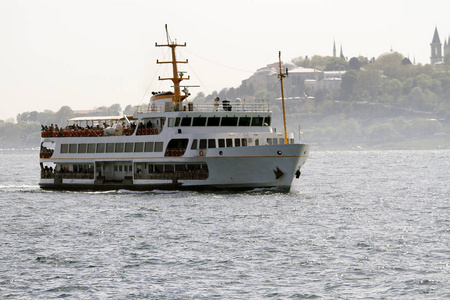 海上航行与老轮渡 汽船 在博斯普鲁斯海峡伊斯坦布尔, 土耳其。伊斯坦布尔博斯普鲁斯海峡大桥