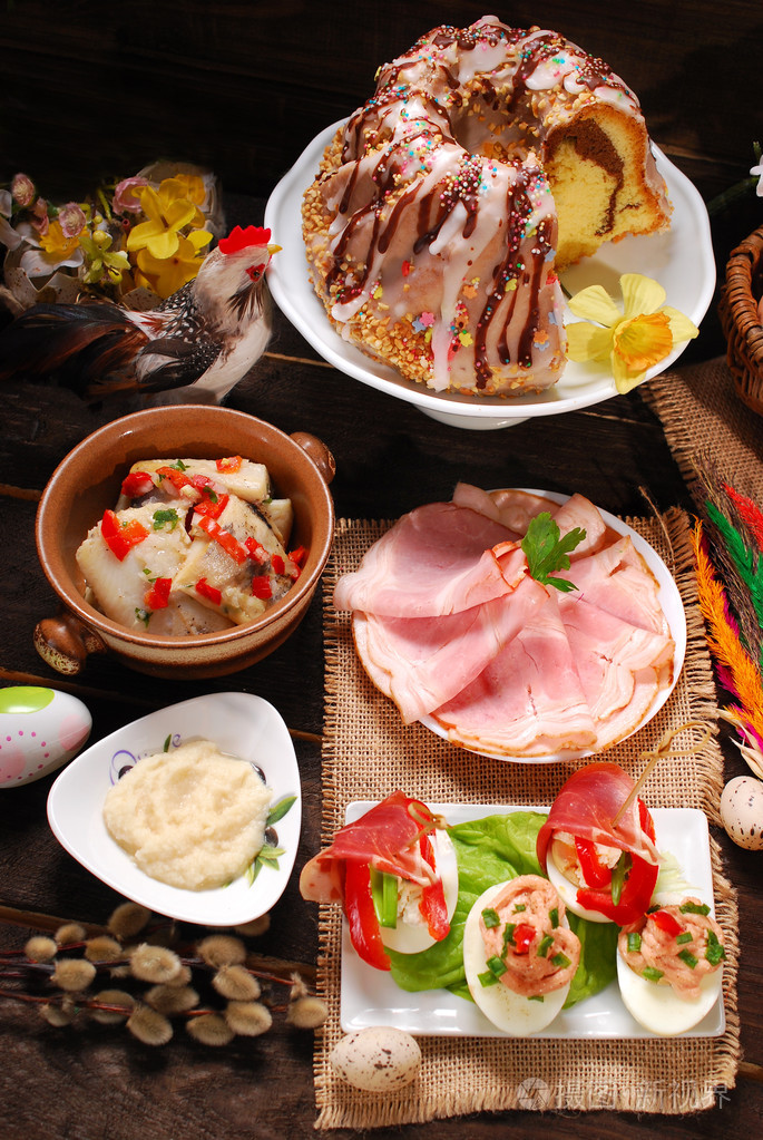 农村木制的桌子上复活节传统菜肴