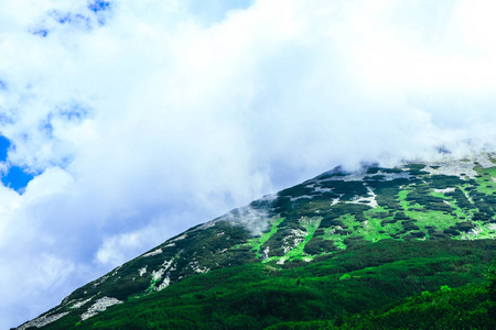 美丽的高山山峰, 多云, 有雾。令人惊叹的绿色丘陵景观, 夏季