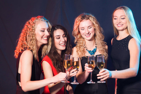派对节假日庆祝和新年前夜概念快乐的年轻女子在聚会上喝着香槟酒