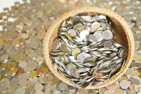 省钱的概念, 收集硬币的篮子与硬币的背景。作为背景业务概念和储蓄概念