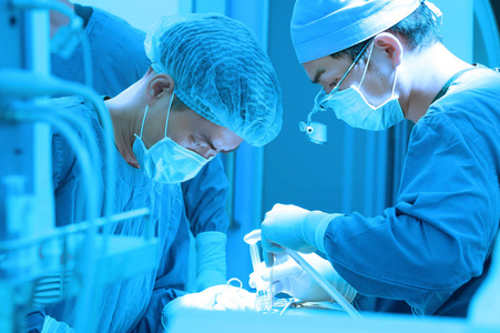 两个兽医外科手术室带艺术照明和蓝色的筛选器