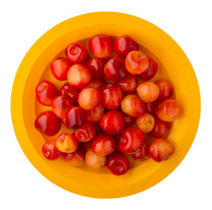 樱桃白色被隔离在白色背景上。樱桃在盘子里。健康食品