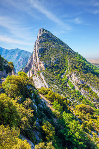 在法国阿尔卑斯山的巨大和风景如画的悬崖。迷人的旅程到最美丽的峡谷在欧洲韦尔东。生态极端主动旅游理念