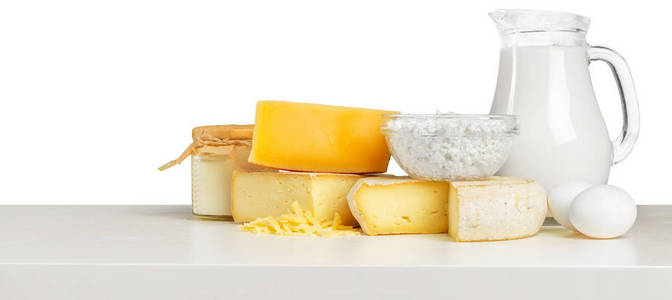 不同的美味奶酪在白色背景