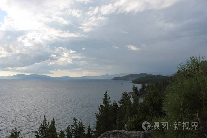 美丽的湖泊和山太浩湖