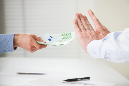 清风商人拒绝接受贿赂摄影图