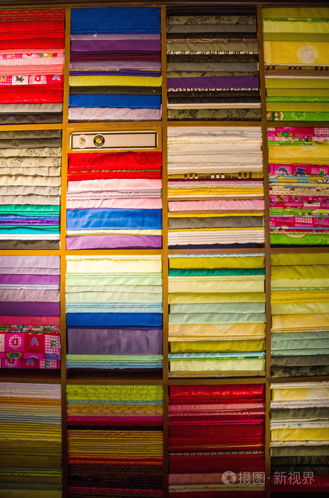 展示地板上摆放着许多类型的布料.