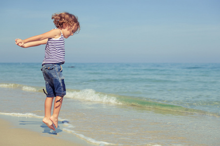 小男孩站在沙滩上