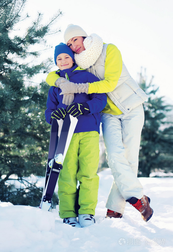 家庭健康的生活方式母亲和儿子在森林里滑雪s