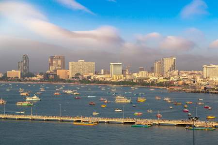 芭堤雅海湾全景鸟瞰, 泰国在夏季的一天