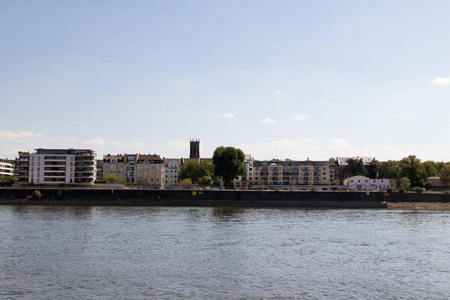 大厦结构在河银行科隆从莱茵河边相片在小船旅行用广角透镜