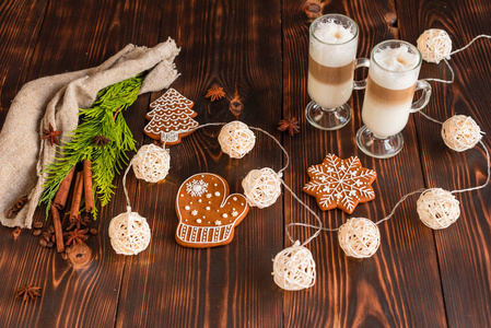 圣诞节自制姜饼饼干在木桌上。它可以用作背景