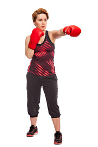运动年轻女子拳击手套，脸上白色孤立的健身女孩工作室