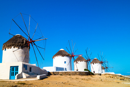 希腊米克诺斯岛上美丽的风车