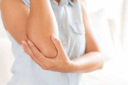在肘部受伤的妇女有疼痛。健康护理与手臂疼痛概念