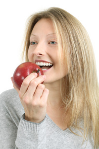 女人咬到一个苹果