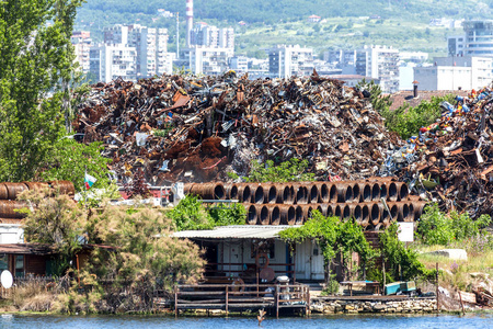 在海运货船的加工和装货区内的一大堆废铁。货物港区工业码头上的废料堆, 是为海上装卸而准备的。