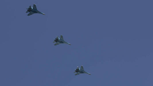 几架军用战斗机在蓝天下编队飞行