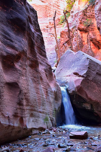卡纳拉维尔瀑布, 从瀑布, 小溪, 河流, 砂岩悬崖形成瀑布在喀纳拉溪峡谷由锡安国家公园, 犹他州, 犹他州的意见